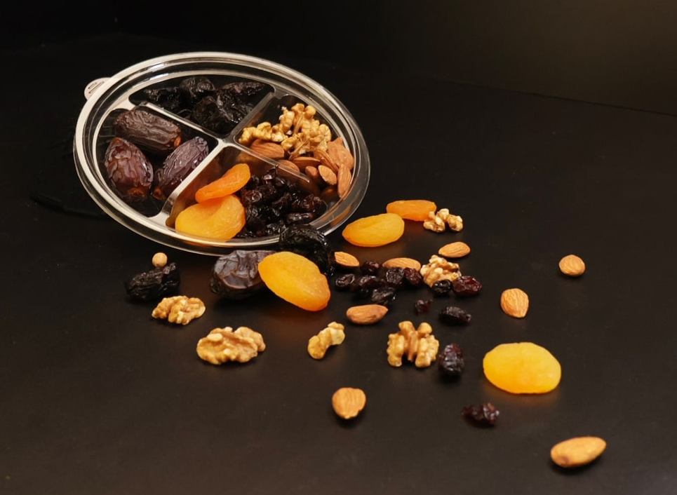 מארז חרצית - מכיל: 
שקדים טבעיים, שזיפים מיובשים, חמוציות מסוכרות, תמרים מג
