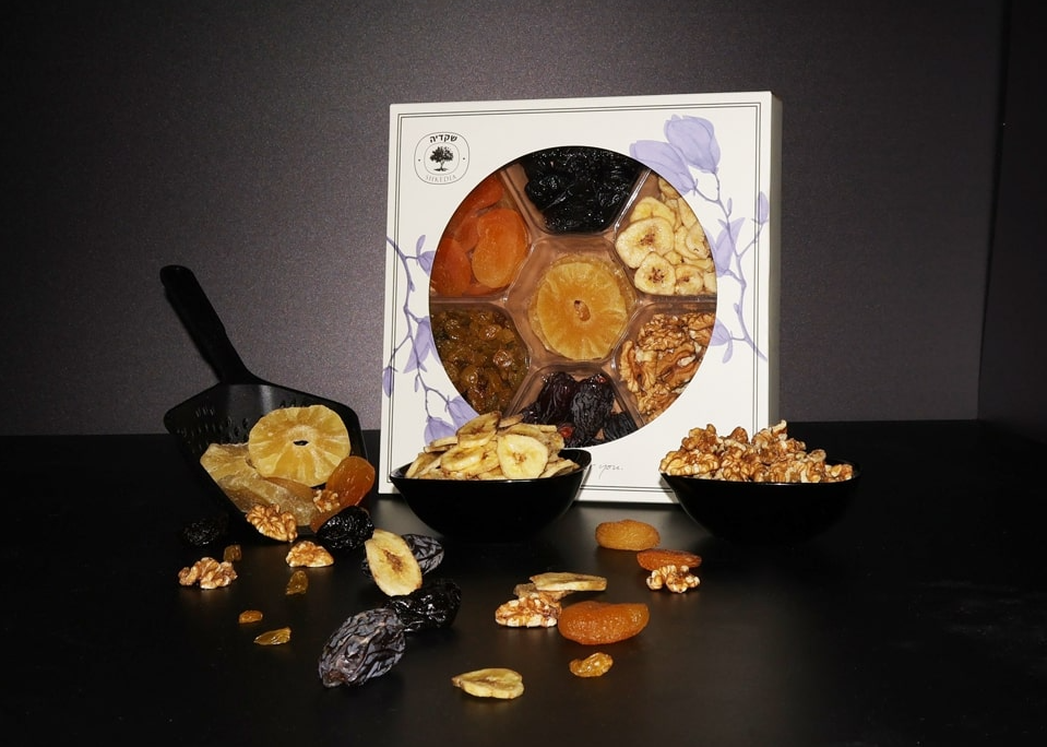 מארז צבעוני - מכיל: 
צימוקים לבנים, שזיפים מיובשים, תמרים מג