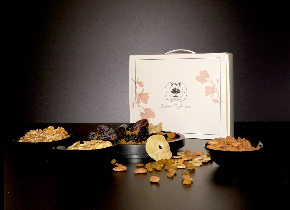 מארז שושן - מכיל: 
צימוקים חומים, שזיפים מיובשים, משמשים מיובשים, תמרים מג