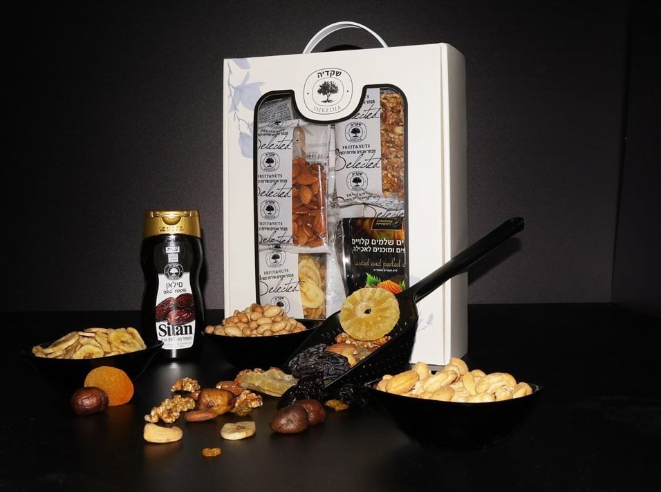 מארז חבצלת - מכיל: 
שזיפים מיובשים 200 גרם, משמשים מיובשים 200 גרם, צימוקים לבנים 150 גרם, תמרים מג