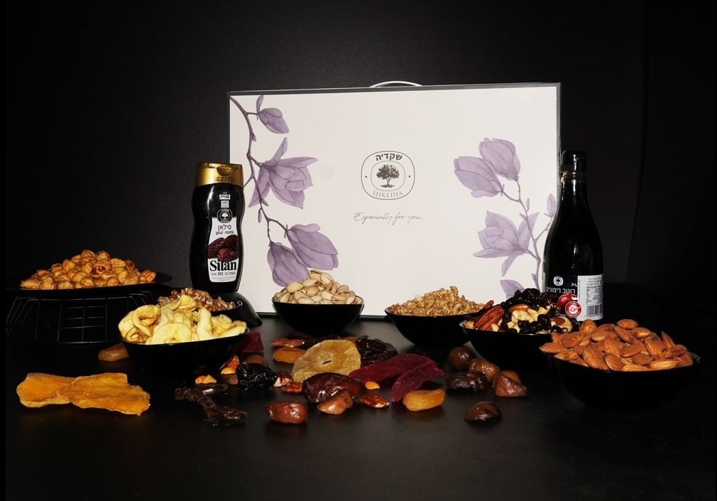 מארז דליה - מכיל: 
שזיפים מיובשים 200 גרם, משמשים מיובשים 200 גרם, תמרים מג