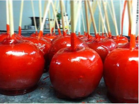 תפוח מצופה על מקל. מיוצר בישראל, כשרה פרווה בהשגחת הבד"צ.