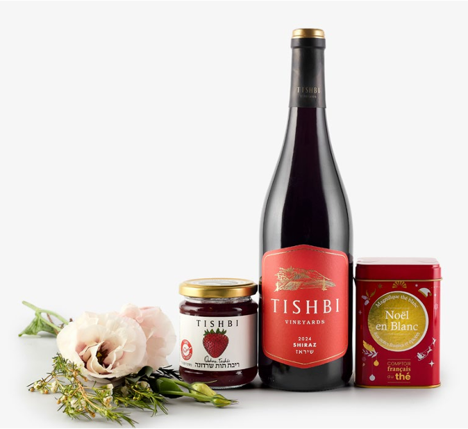 מארז הכולל: 
יין ויניארדס שיראז. 
חליטת תה צרפתי. 
קונפיטורת פרי ויין (220 גרם).