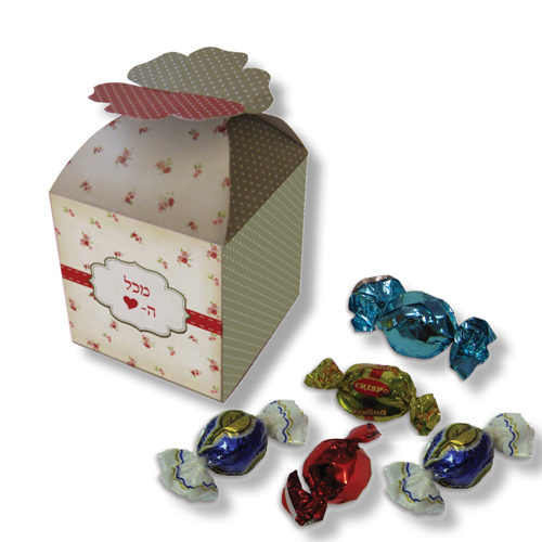 מתנה מתוקה במארז מיוחד – קופסת פרפר מעוצבת במילוי 5 פרלינים. 
מידה: 7×11.5 ס”מ. 