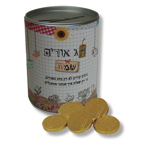 קופת חסכון עם 6 מטבעות שוקולד.  
מידה: 10×7.5 ס”מ.