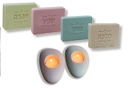 מתנה המשלבת סבון איכותי במגוון צבעים עם מילים מעצימות וחלוק נחל שמשמש כמעמד לנר. 
גודל הסבון: 8×6.5 ס