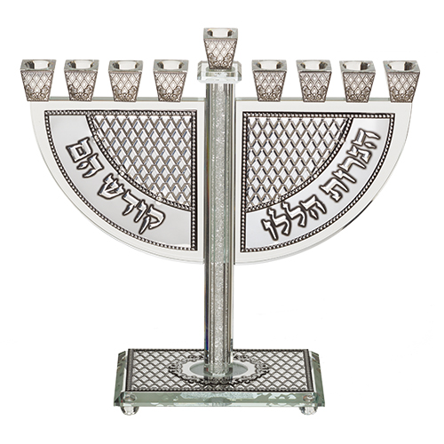 חנוכייה קריסטל מהודרת עם פלקטה ואבנים. 
אורך/גובה: 29 ס״מ.
רוחב: 25 ס״מ.
חומר: קריסטל.
משקל: 2 ק״ג. 