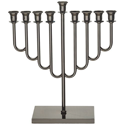 חנוכיית מתכת מהודרת ציפוי אוקסיד. 
רוחב: 36 ס״מ.
חומר: מתכת.
צבע: גימור ניקל.
משקל: 1.64 ק״ג.